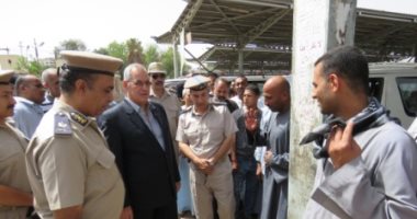 صور.. مدير أمن أسيوط يمر على مواقف المحافظة للاستماع لشكاوى المواطنين