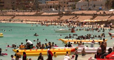 إقبال كبير على شواطئ ومصايف مطروح والساحل.. ونسب الإشغال تتجاوز 85 %