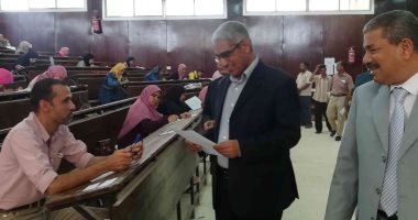 رئيس جامعة جنوب الوادى يتفقد امتحانات الدراسات العليا بكلية التربية "صور"