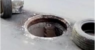 غطاء بالوعة متهالك فى شارع عباس العقاد بفيصل يؤدى لانسداد الصرف الصحى
