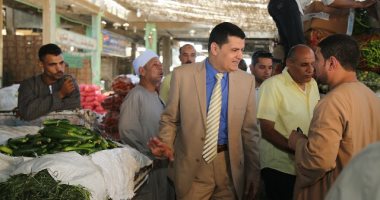 صور.. رئيس "حماية المستهلك" يواصل جولاته المفاجئة بتفقد سوق الجملة بأكتوبر 