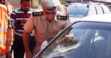 صور.. "مرور بنى سويف" يلصق التعريفة الجديدة على سيارات الأجرة والتاكسى