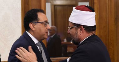 صور.. الوزراء يهنئون رئيس الوزراء بمهام منصبه فى أول اجتماع للحكومة الجديدة
