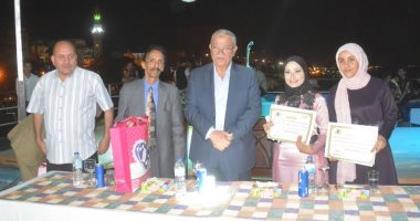 محافظ المنيا يكرم 4 فتيات نفذن تطوير وتجميل أحد الميادين