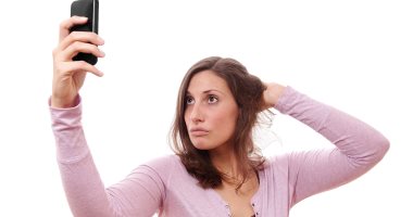 "ديلى ميل": كثرة التقاط الصور السيلفى قد يعرضك لجراحات تجميل الوجه