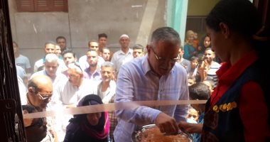 صور.. محافظ المنيا يسلم 3 منازل للأسر الأولى بالرعاية بمركز بنى مزار