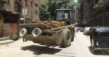 غلق مقاهى مخالفة خلال حملة لرفع الإشغالات بالمنيل فى مصر القديمة