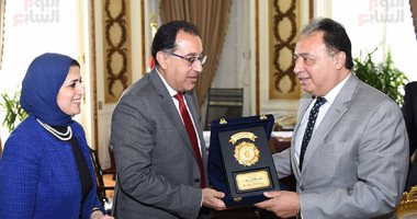 رئيس الوزراء يهدى درع تكريم لوزير الصحة السابق بحضور الوزيرة الحالية - صور