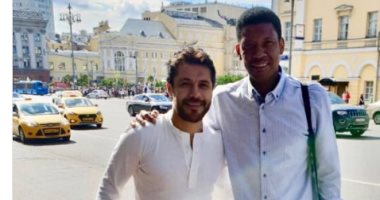 العميدان.. صورة تجمع أحمد حسن وحارس مرمى السعودية السابق محمد الدعيع 