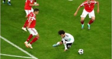 رجولة أبو مكة.. صورة تظهر صلاح يتفادى السقوط على كتفه أمام روسيا