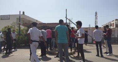 صور.. توافد طلاب الثانوية العامة بالغردقة لأداء امتحان التفاضل والتكامل