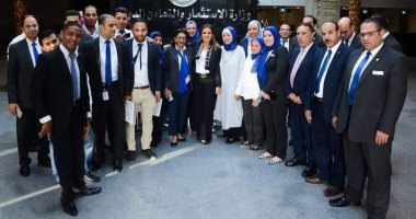 صور .. سحر نصر تكرم فريق عمل وحدة الاستثمار الأجنبى المباشر