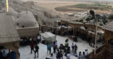 صور.. توافد آلاف الأقباط على دير السيدة العذراء بأسيوط للاحتفال بعيد حالة الحديد