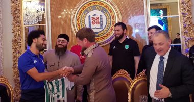 شاهد.. محمد صلاح يوقع على قمصان لرئيس الشيشان 