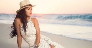 شاهد.. فنانات يستمتعن بالإجازة الصيفية على البحر