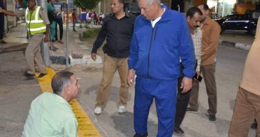 محافظ الوادى الجديد يتفقد ميدان الشعلة بالخارجة ويتابع تركيب مطبات صناعية 
