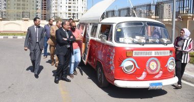محافظ الإسكندرية يتفقد عربة مأكولات متنقلة لتشجيع المشروعات الشبابية
