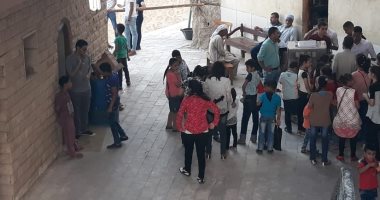 صور.. "دير السيدة العذراء" بأسيوط يستقبل الزائرين للاحتفال بعيد حالة الحديد