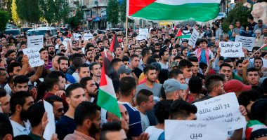 صور.. مظاهرة فى رام الله للمطالبة برفع عقوبات الحكومة الفلسطينية عن قطاع غزة