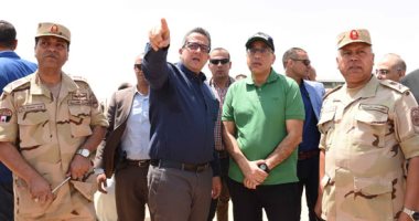 فيديو وصور.. رئيس الوزراء يستمع لشرح وزير الآثار حول أعمال تطوير هضبة الأهرامات