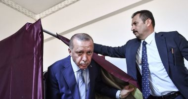 فيديو.. مؤيدون من حزب أردوغان يعتدون على مراقبين من المعارضة