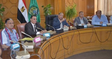 محافظ الإسماعيلية يستعرض مشروع تطوير طريقى "السويس" والفردان"