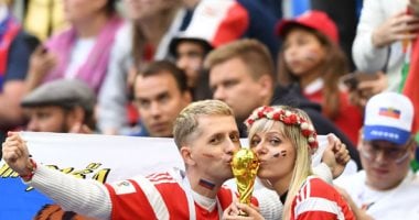 صورة اليوم.. قبلات فى مدرجات كأس العالم