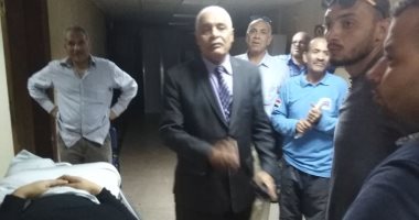 وكيل "تعليم أسيوط" يطمئن على طالبة بالثانوية العامة ألقت بنفسها من اللجنة