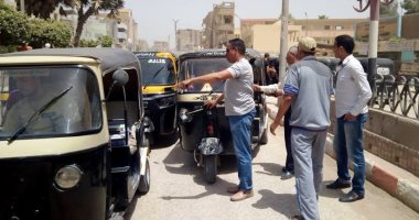 صور.. محافظ سوهاج يشدد على إلتزام سائقى التوك توك بالتعريفة المقررة