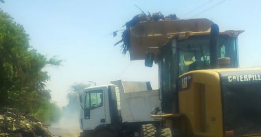 رفع الحيوانات النافقة من الطرق الرئيسية والترع والمصارف ببنى سويف 