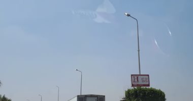 قارئ يرصد إضاءة أعمدة الإنارة صباحا بمدخل مدينة العبور