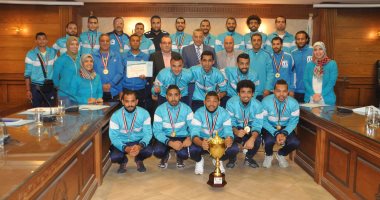 محافظ الجيزة يكرم فريق الصم والبكم لحصوله على المركز الأول فى دورى مراكز الشباب