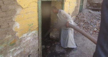 صور.. 6 سيارات لشفط المياه الجوفية من منازل قرية أصفون المطاعنة بأسنا