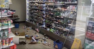 زلزال باليابان يتسبب فى فضح فتاة أمام والدتها بسبب سقوط أشرطة أفلام جنسية