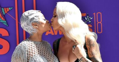 قبلات آمبر روز وبلاك شاينا تثير الجدل بحفل " BET Awards "