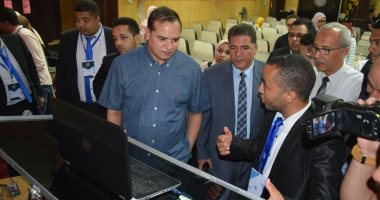 رئيس جامعة سوهاج يشهد مشروعات التخرج لطلاب كلية الهندسة.. صور