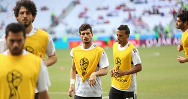 الحضرى ومروان وصلاح يقودون تشكيل المنتخب أمام السعودية بكأس العالم - صور