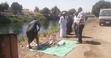 صور.. مجلس مدينة إسنا يشن حملات لتنظيف الطرق ويزيل مخلفات الباعة الجائلين