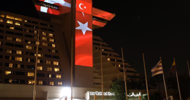 تلميذ الإرهاب يحتفل بفوز أستاذه.. أعلام تركيا أعلى مبانى قطر احتفالا بأردوغان