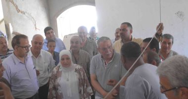 صور.. محافظ المنيا يتفقد عدد من الخدمات بمركز مطاى