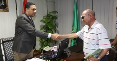 سكرتير عام المنوفية يوجه بتوفير سيارة لنقل مواطن فقد عينه بسبب خطأ طبى