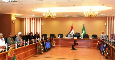  محافظ الشرقية يصرف إعانة لشاب ويوافق علي تغيير خط سيارة أجرة لوالد شهيد