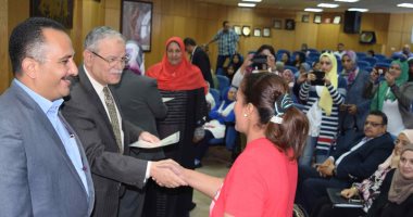محافظ المنيا يسلم شهادات أمان للسيدات المعيلات ويكرم 128 رائدة ريفية (صور)