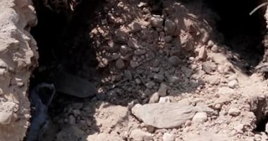 صور.. هبوط أرضى مفاجئ بطريق حيوى بالدقهلية
