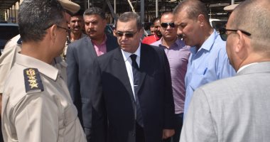 فيديو .. محافظ الفيوم يتفقد مواقف السيارات للتأكد من الالتزام بتعريفة الركوب 