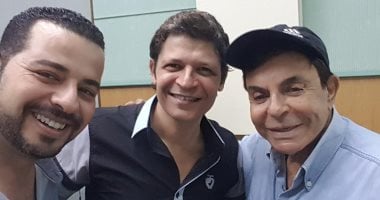 سمير صبرى يحتفل بعيد ميلاد إيناس جوهر والمطرب أحمد العطار على موجات الأغانى