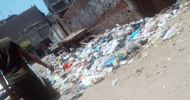 قارئ يشكو تراكم القمامة بشارع السلام فى بهتيم