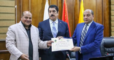 مجلس جامعة بنى سويف يكرم المحالين للمعاش تقديراً لجهودهم 