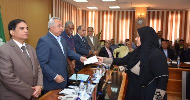 محافظ الشرقية يسلم 25 أسرة محدودة الداخل شهادات أمان.. صور