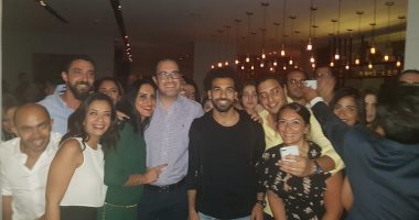  محمد صلاح يلتقى أصدقاءه بأحد المطاعم بالقاهرة.. صور